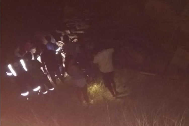 BA-148: Mulher morre após caminhão com feirantes tombar no povoado de Lagoa Funda em Brumado