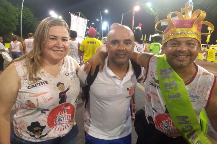 Bloco composto por caetiteenses desfila pela primeira vez no carnaval de Salvador