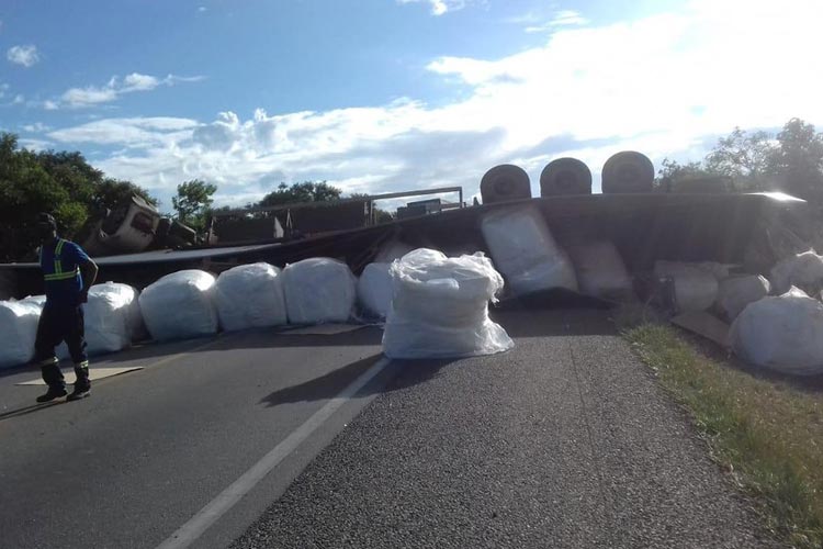 Carreta tomba no sudoeste da BA e motorista é socorrido após ficar preso às ferragens