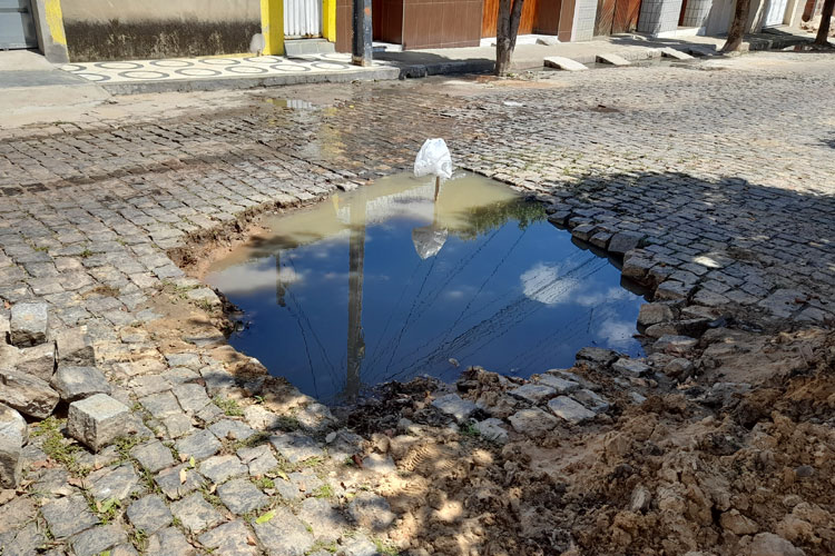 Esgotos estourados geram transtornos a moradores e ao lar dos idosos em Brumado