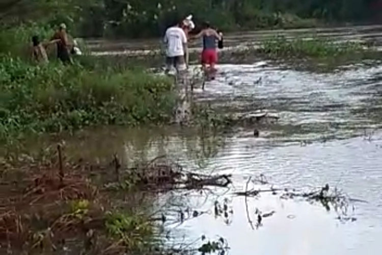 Ruralistas põem a saúde em risco atravessando Rio do Antônio poluído pelo esgoto de Brumado