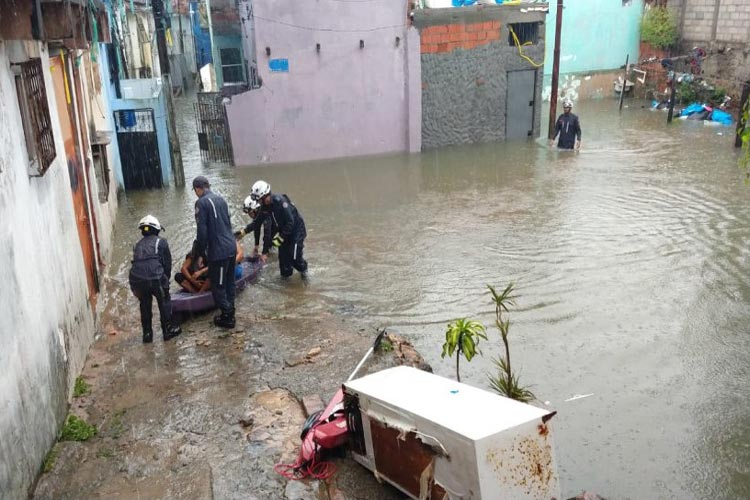 Chuva em Salvador: Rios transbordam, carros ficam ilhados e desmoronamentos causam transtornos