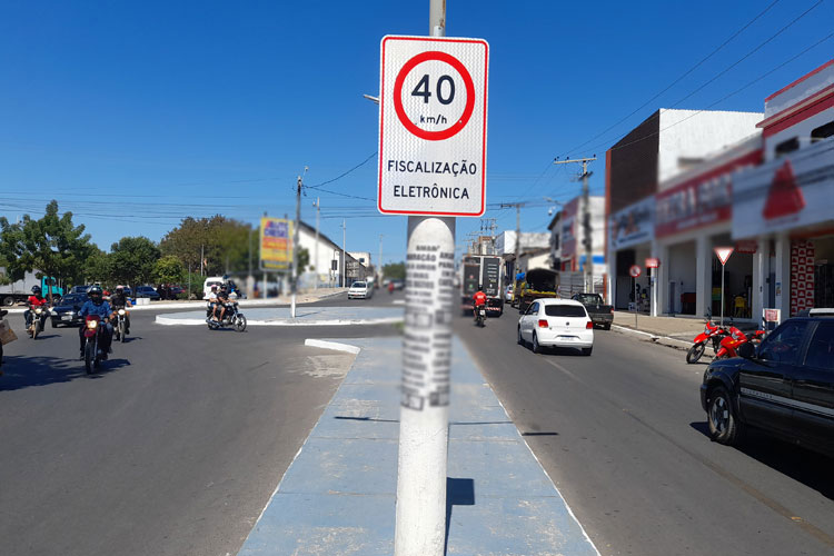 Placas com limites de velocidade nas vias visa fiscalização eletrônica em Brumado