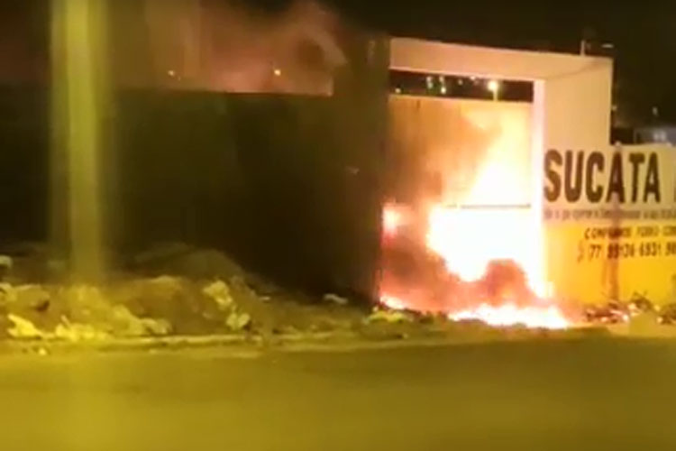 Galpão de empresa de sucata pega fogo na cidade de Brumado