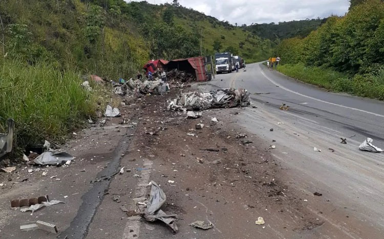 Caminhão carregado de sucata tomba e atinge outros veículos no sul da Bahia
