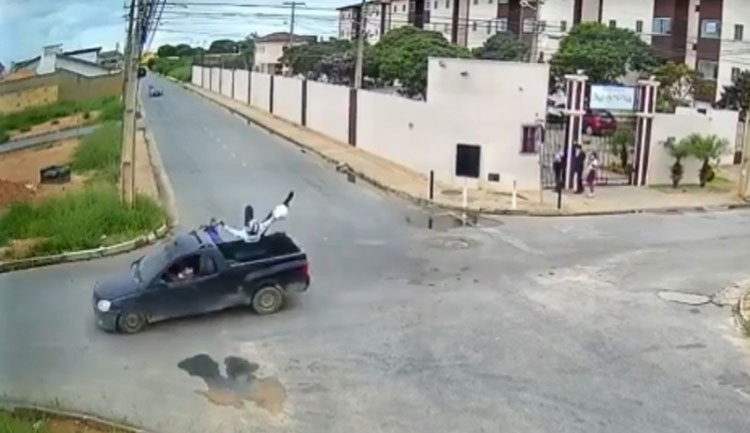 Vitória da Conquista: Motociclista é atropelado e cai dentro de carroceria de carro