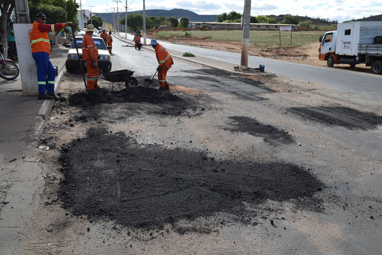 Estado inicia operação tapa buracos na BA-148 em Brumado