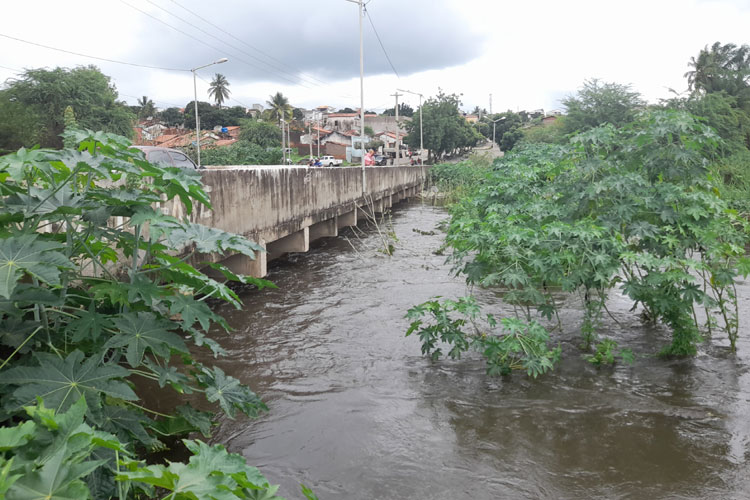 Brumado: Rio do Antônio enche e populares temem passar por ponte do São Felix