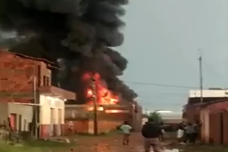 Incêndio atinge depósito de embalagens de frutas em Juazeiro