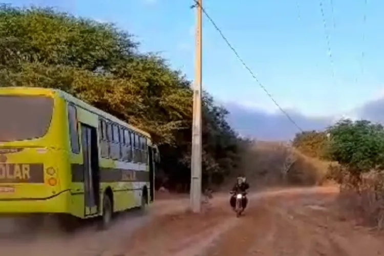 Brumado: 'Antes que a obra seja concluída', populares cobram retirada de postes em Arrecife