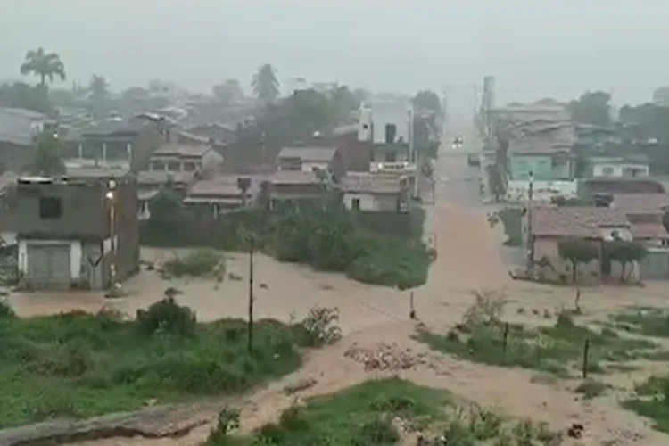 Temporal deixa Anagé em estado de alerta e interdita BA-262