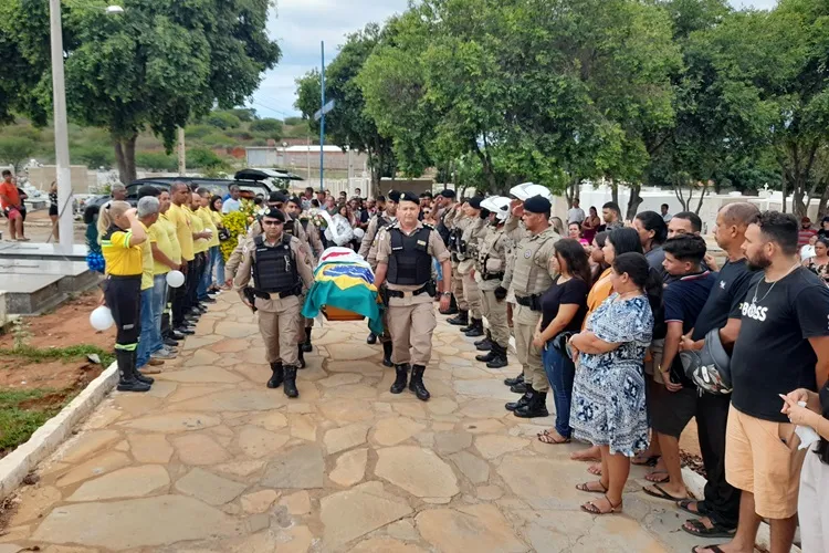 Brumado: Familiares e amigos prestam homenagens a mãe e filho mortos em acidente