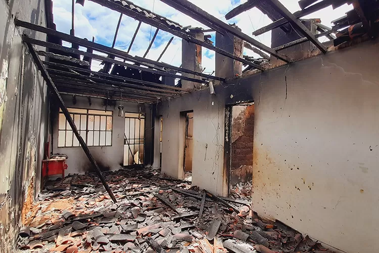 Casa pega fogo no centro de Brumado e deixa família de Itapetinga sem teto