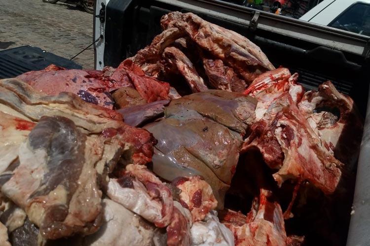 Adab e PM apreendem mais de 600 kg de carne clandestina na feira livre em Livramento de Nossa Senhora
