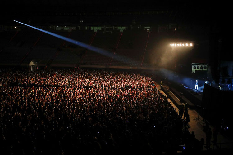 Testados e de máscara, 5 mil vão a show em evento teste em Barcelona