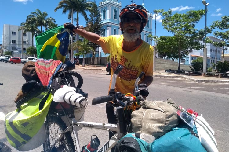 De passagem por Brumado, ciclista do Rio Grande do Sul pedala em gratidão a Deus após obter cura