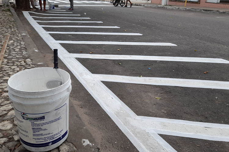 Brumado: Retoque das faixas de pedestres e estacionamento está sendo feito com tinta fria