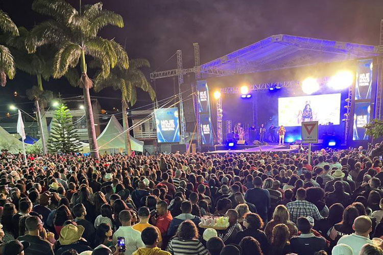 Show de Roberta Miranda leva 15 mil pessoas para a Festa de Sant'Ana em Caetité