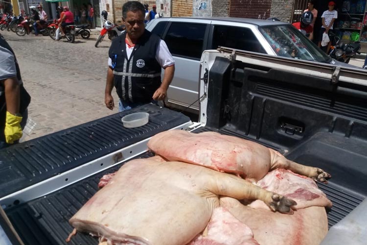 Adab e PM apreendem mais de 600 kg de carne clandestina na feira livre em Livramento de Nossa Senhora