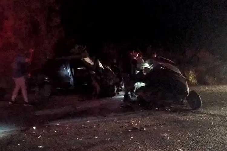 Batida entre dois carros mata três pessoas e deixa outras duas feridas em Jaguarari