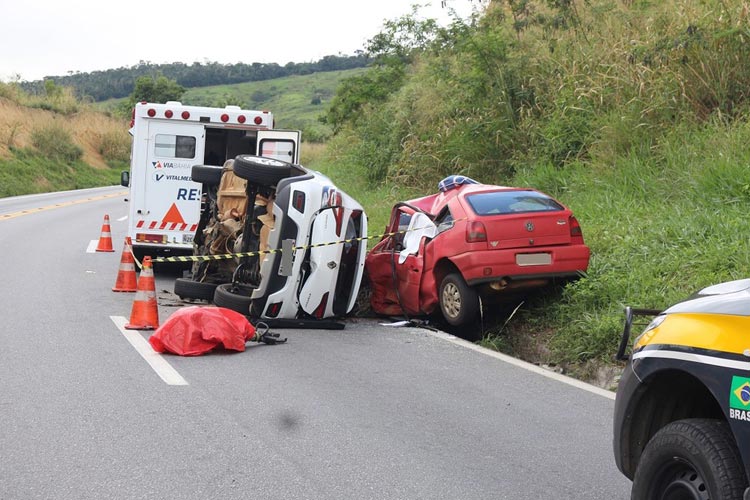 Batida frontal entre dois carros deixa 4 mortos e uma pessoa ferida na BR-116 em Jequié