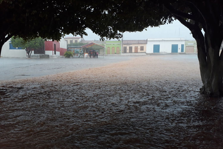 Após tempo abafado, chove torrencialmente em Jussiape