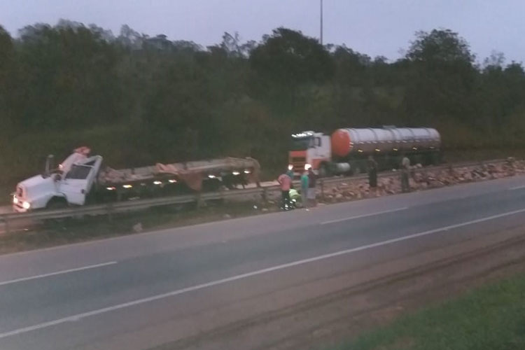 Motorista brumadense capota caminhão carregado com bolachas em Belo Horizonte