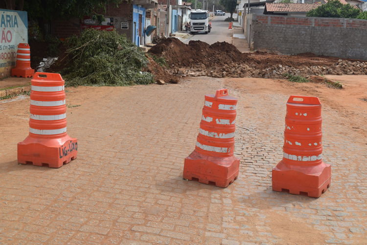 Brumado: Rua Sandra Batista é interditada devido a obras de canalização de drenagem pluvial