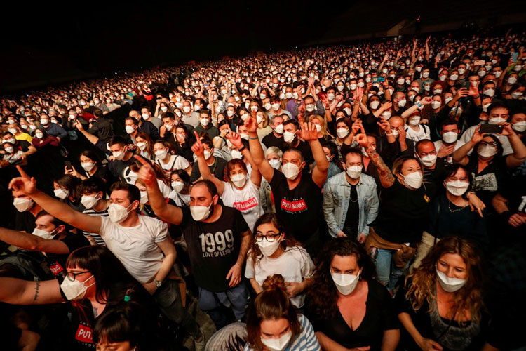 Testados e de máscara, 5 mil vão a show em evento teste em Barcelona