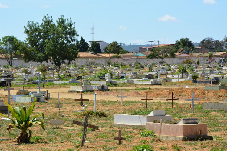 Superlotado, cemitério em Conquista tem enterros em área de passagem de carros