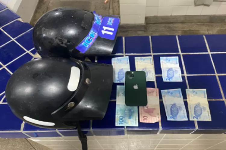 Aracatu: PM prende dupla que roubou celular avaliado em R$ 6 mil após rastrear aparelho