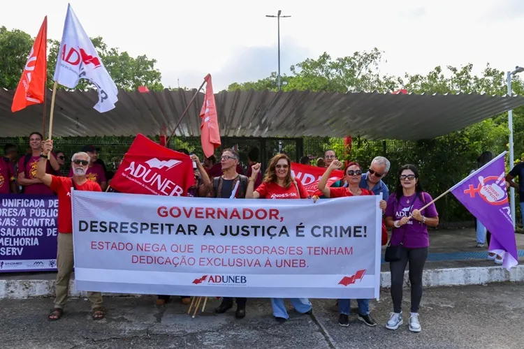 Com perda de 50% nos salários, servidores públicos da Bahia realizam paralisação