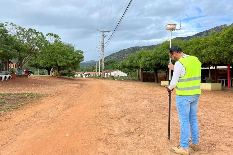 Topografia é iniciada para asfaltar estrada da Varzinha em Livramento de Nossa Senhora