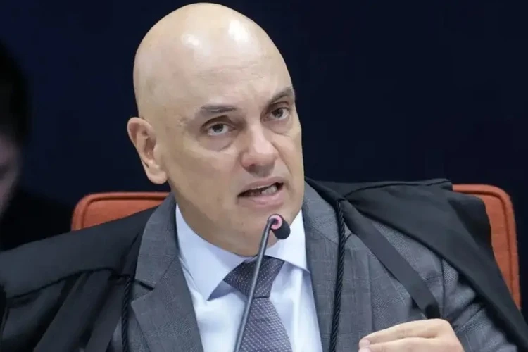 Alexandre de Moraes nega prisão domiciliar e mantém Jair Bolsonaro na PF