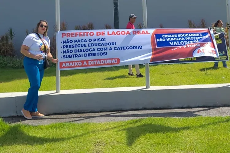 Professores de Lagoa Real e do Sertão Produtivo participam de manifestações em Salvador