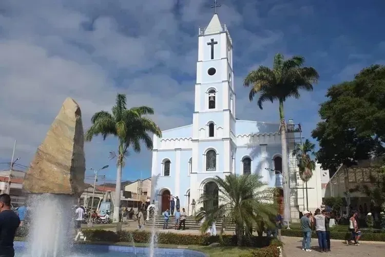 Macaúbas celebra 193 anos com missa, títulos de cidadãos e bolo comunitário