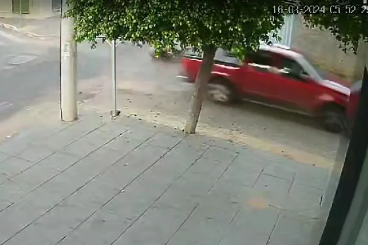 Vídeo: Homem aponta facão após condutor atropelar motociclista e fugir em Guanambi
