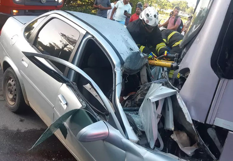 Homem fica preso entre ferragens após acidente com ônibus no sul da Bahia