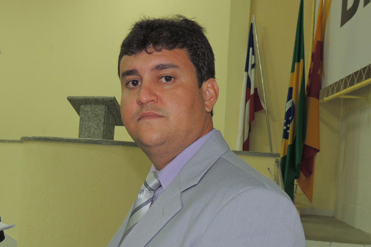 Ex-vereador Castilho Viana capota veículo na BR-030 em Brumado