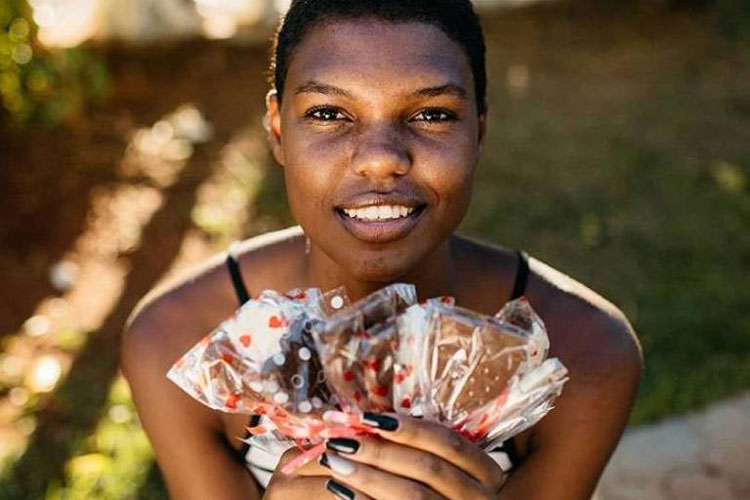 Modelo brumadense realiza sonho de desfilar na SPFW após vender pirulitos de chocolate nas ruas