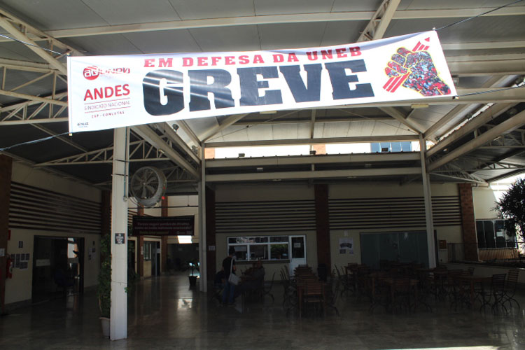 Sem acordo com o governo, professores da Uneb mantêm greve na Bahia