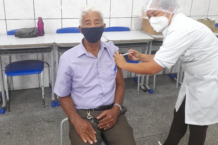 Iniciada a vacinação dos idosos acima de 90 anos em Brumado