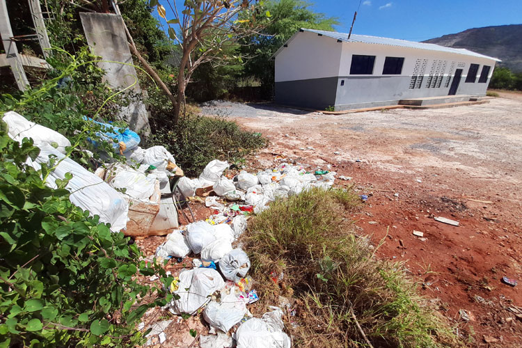 Brumado: Sem coleta, lixo está sendo depositado na porta da associação de moradores na Vila Pedra Preta