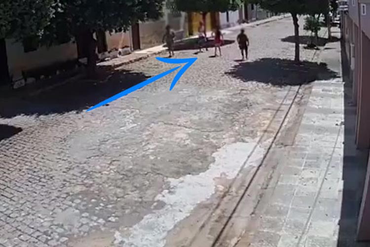 Câmera de segurança flagra jovem roubando celular no centro da cidade de Brumado