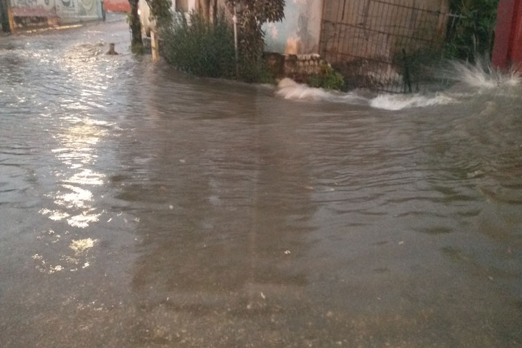 Início de noite com boa chuva em Brumado