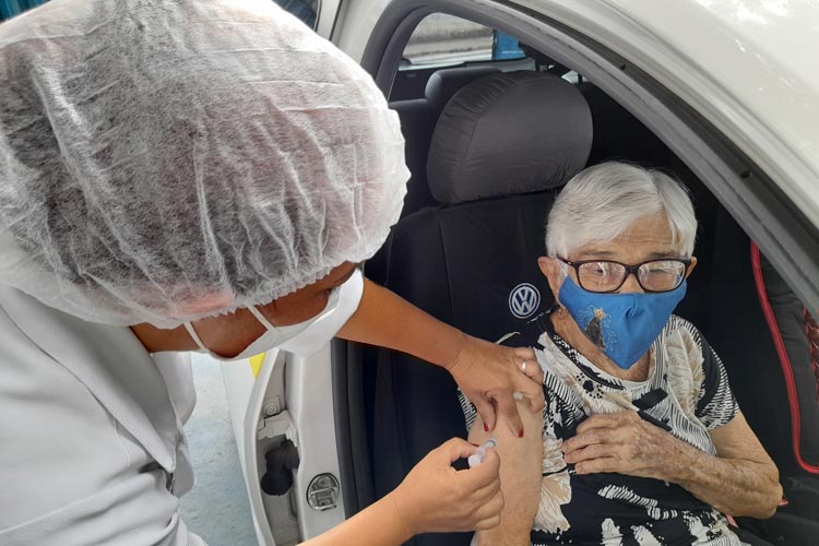 Iniciada a vacinação dos idosos acima de 90 anos em Brumado