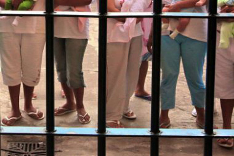 Encarceramento feminino no Brasil é um dos maiores do mundo, aponta estudo