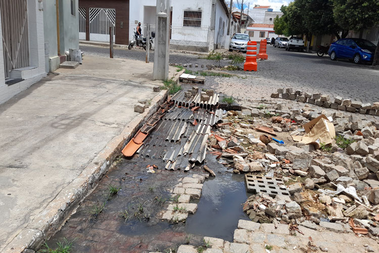 'Brumado está abandonada', esbravejam moradores diante de esgotos estourados