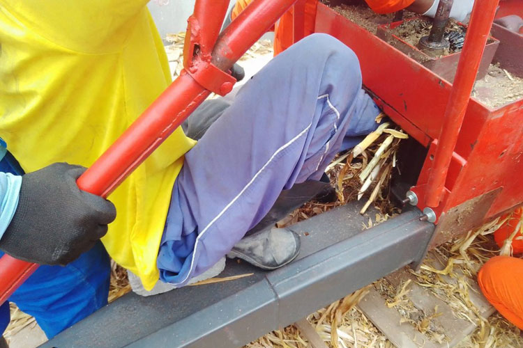 Homem fica com perna presa em máquina de triturar trigo e é resgatado por bombeiros