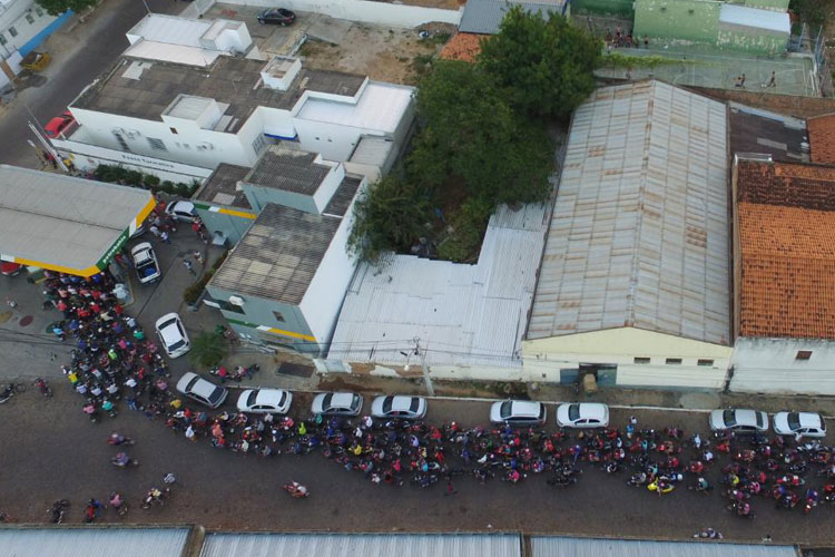 Imagens de drone mostram a imensa fila em posto de gasolina em Brumado